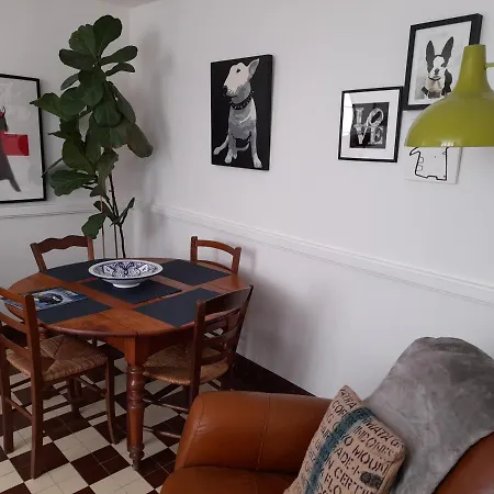 Beau Maison 3 Bedroom House With Private Garden Vakantiehuis *